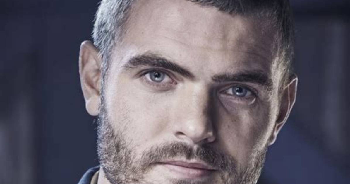 Alex Roe ·