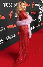 Sabrina Carpenter's Enviable Waistline: Tips and Secrets
